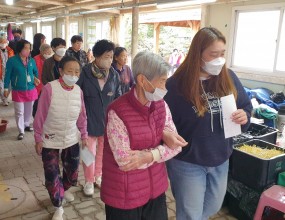 가을 과일과 채소를 둘러보며 지남력을 강화하고 지역사회주민들과 교류하며우울감, 고립감을 해소해보는 