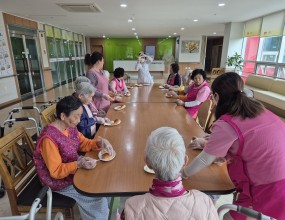 10월의 요리프로그램에서는 모닝빵 감자샐러드 샌드위치를 만들어보았습니다.뿌리채소인 감자와 당근, 계란, 오이를 이용하여 맛과 영양을 두루 갖춘 메뉴였는데요, 영양사님의 레시피와 어르신들의 손맛이 합쳐져 맛있게 만들어진 샌드위치는 사과주스와 함께 제공되었습니다~어르신들께서는 감자와 계란이 들어가 든든하다고 하시며 맛있게 드셨습니다.^^ 