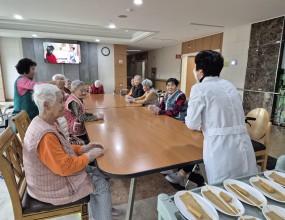 11월 요리교실은 겨울철에 어울리는 따끈한 어묵꼬지를 준비해보았습니다~어르신들께서 꼬지에 얇은 어묵과 봉어묵을 끼워 만드신 어묵꼬지를 무와 채소를 넣은 육수에 보글보글 끓이는 동안 구성진 아리랑을 합창하시며 즐겁게 보내셨습니다. 포장마차나 휴게소에서 드시는 느낌이 나시도록 길쭉한 종이컵에 담아 제공해드리니 색달라 재미있어 하셨고 비 오는 날 따뜻한 국물에 몸도 풀리고 더 맛있다고 하시며 만족스러워하셨습니다.^^&nbsp;