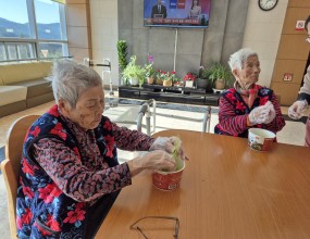 12월 요리프로그램은 쌀국수 만들기를 해보았습니다~일상생활 수행능력을 유지하기 위해 잔존기능을 이용하여 스프와 면을 분류해보시고 면이 골고루 익도록 가닥가닥 풀어주셨습니다.  또 고명으로 쓰실 김가루를 잘게 부셔주셨습니다.냄비에 스프와 쌀국수 면을 넣어 잘 익힌 후 파와 김을 넣어 제공해드리니 적당히 매콤하니 맛있다고 말씀하시며 맛있게 드셔주셨습니다. 쌀로 만든 면이어서 부담없이 한그릇을 더요청하시는 어르신들이 많으셨는데요, 앞으로도 어르신들의 입맛을 사로잡을 수 있는 더 맛있는 메뉴로 즐거움을 드릴 수 있도록 하겠습니다!&nbsp;* 크리스마스를 앞두고 트리로 단장을 해보았습니다. 저희 삼성요양원과 함께 하시는모든분들, 행복한 성탄 되시길 바랍니다~❤️&nbsp;